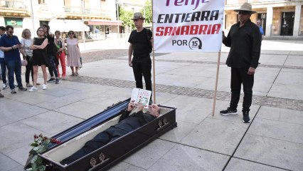 Performance del entierro de Sanabria por la supresión de paradas del AVE