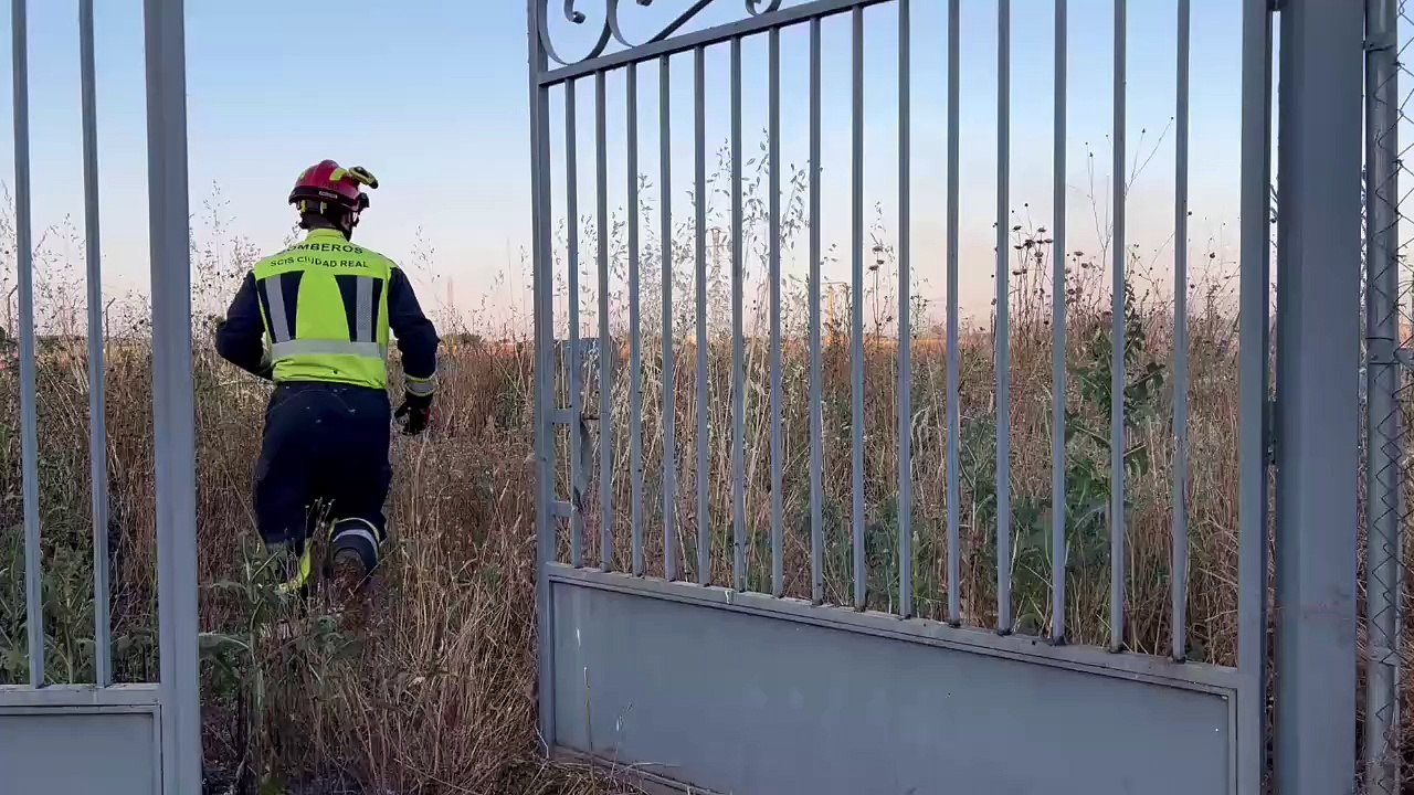 Bomberos tras sofocar el incendio a la salida de Miguelturra