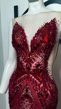 Melissa Gate desborda elegancia con traje de Koii