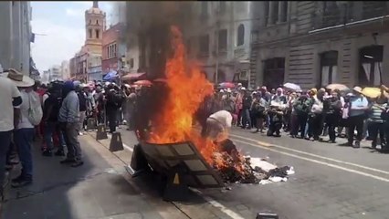 CNTE: Maestros irrumpen en el edificio del SNTE y queman material del sindicato