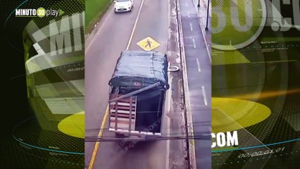 'Hágale tranquilo' Captaron a un hombre arrojando colchones y residuos en vía pública en La Ceja