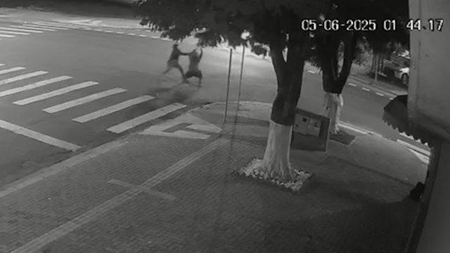 Com muita coisa pra fazer durante a madrugada , dupla corta cabos de poste no Maria Luiza