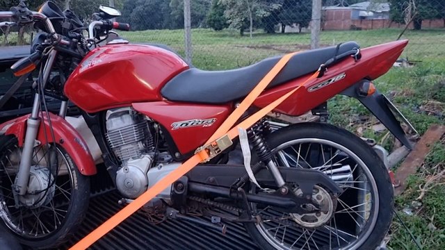 Rapaz fica ferido após bater moto contra traseira de Saveiro na Av. Piquiri