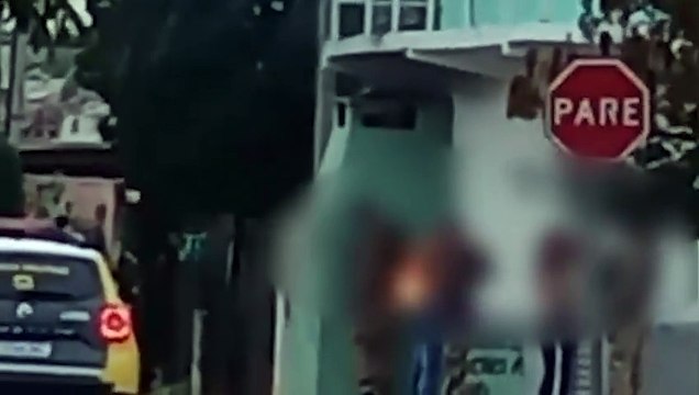 Policiais são flagrados queimando roupas de homens e tentando levar dinheiro em abordagem