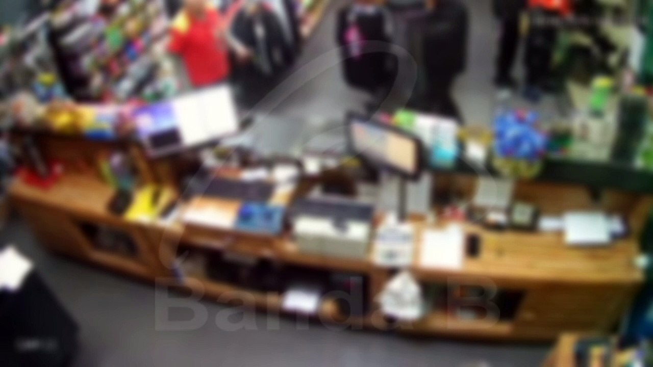 Frentista é baleado no peito ao reagir assalto em posto de combustíveis no Paraná; câmera registra momento