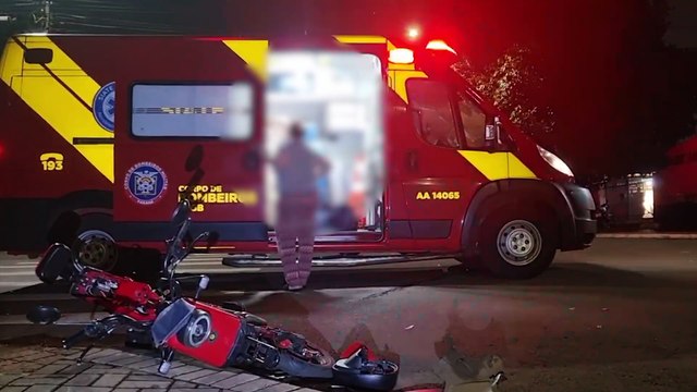 Moto elétrica e Palio batem em cruzamento no Bairro Guarujá