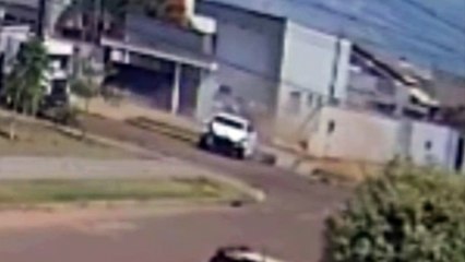 Imagens impressionantes! Hilux destrói muro de casa após colisão com HB20