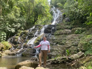 Yinela Solís, estudiante de la UTP, clasifica rocas y sitios geológicos de la región central para impulsar el geoturismo en Panamá