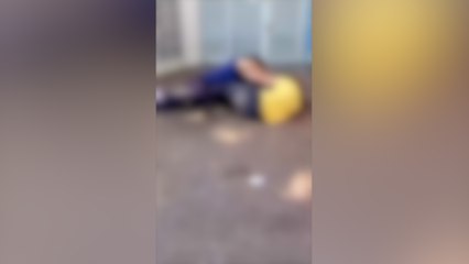 Adolescentes brigam em frente ao Colégio Professor Victorio Emanuel Abrozino em Cascavel