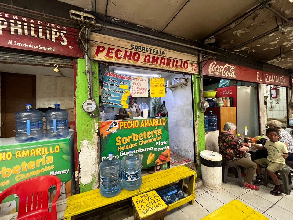 Heladería y sorbetería “Pecho Amarillo” más de...