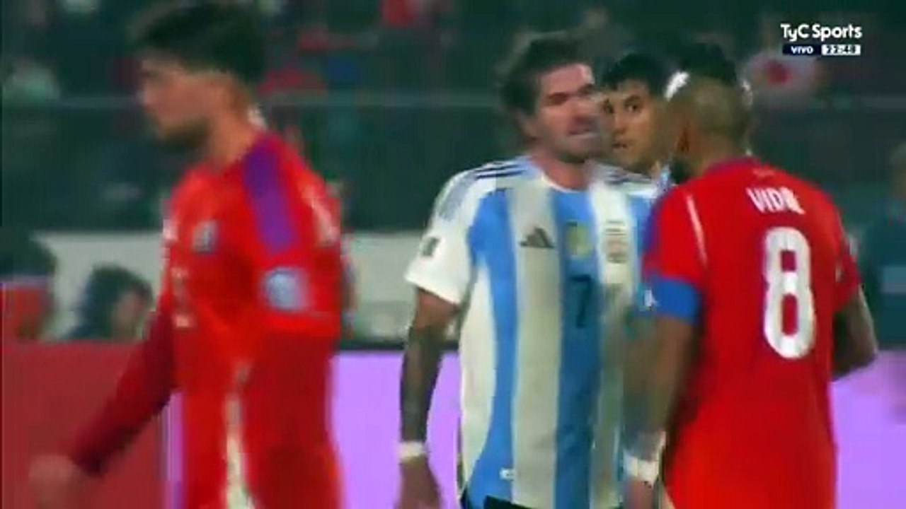El fuerte cruce entre Rodrigo De Paul y Arturo Vidal en el duelo Argentina vs. Chile.