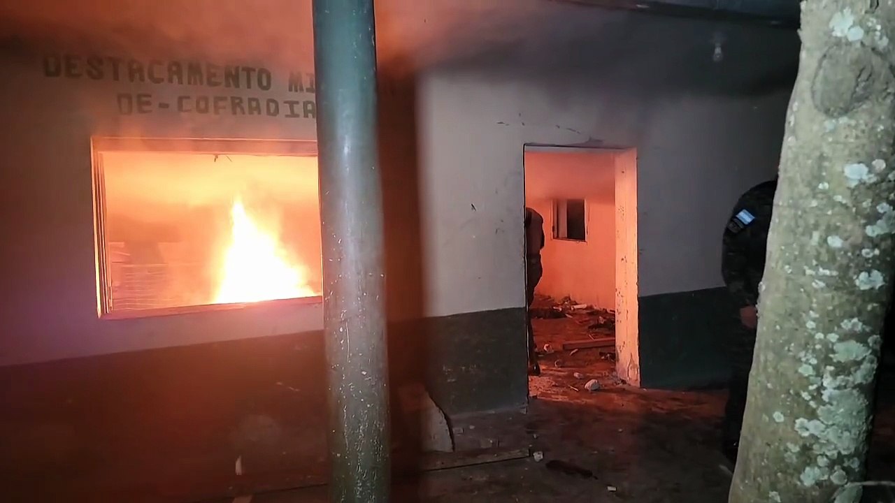 Pobladores incendian destacamento en Cofradía, FM