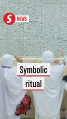 Hajj pilgrims 'stone the devil'