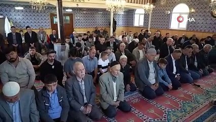 Bayram namazına gitmeyenlerin evlerini tek tek basıp hepsini buz gibi suya attılar!