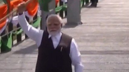 हाथ में लहराता हुआ तिरंगा लेकर चिनाब ब्रिज पर निकले PM Modi