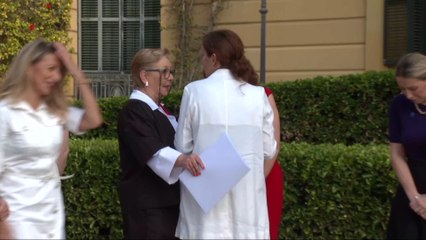 Ayuso se encara con Mónica García: La presidenta madrileña ha preguntado a la ministra de Sanidad si iba a estrechar la mano a una "asesina".