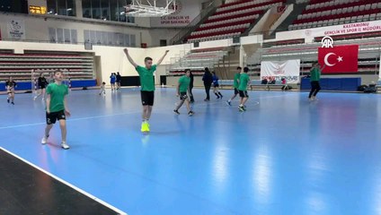 Tek eliyle takımına güç veriyor