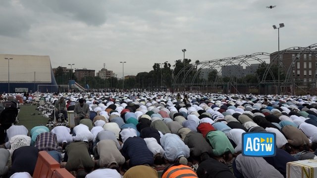 Milano, migliaia di musulmani celebrano l'Eid al-Adha: «Vogliamo lanciare un messaggio di pace per Gaza»