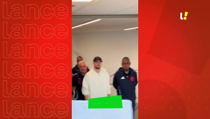 Jorginho desembarca no Rio para assinar com o Flamengo