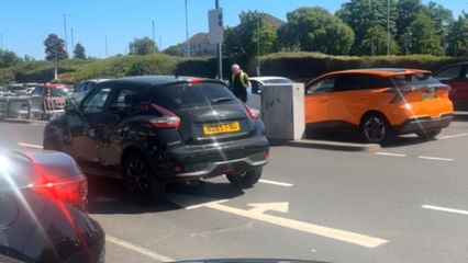 Passer-by records a bold shoplifter’s hilarious showdown with a dedicated security guard