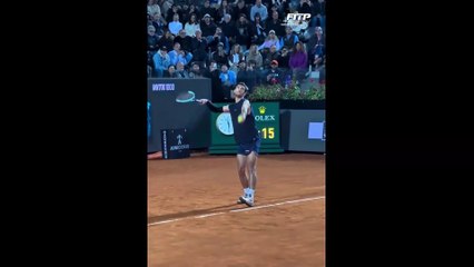 Musetti sfida Alcaraz a Roland Garros: L'eleganza italiana in campo 🇮🇹