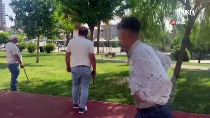 Kamyonetten indirilen boğa kasaba saldırdı: O anlar kamerada