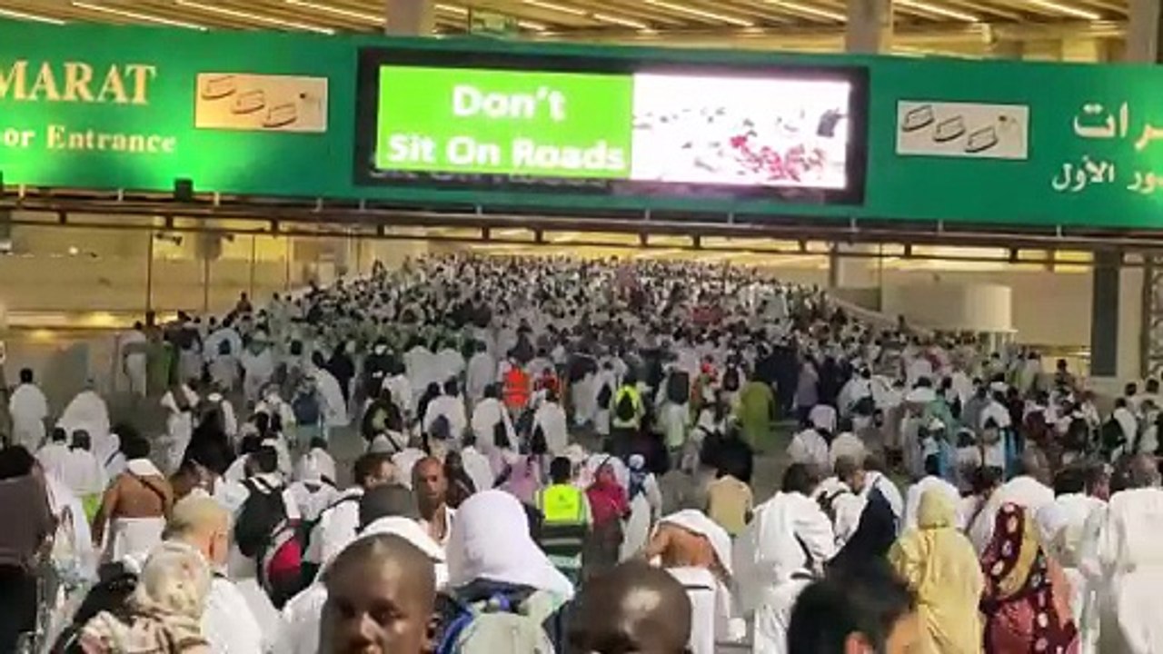 الحجاج يؤدون رمي الجمرات في أول أيام عيد الأضحى