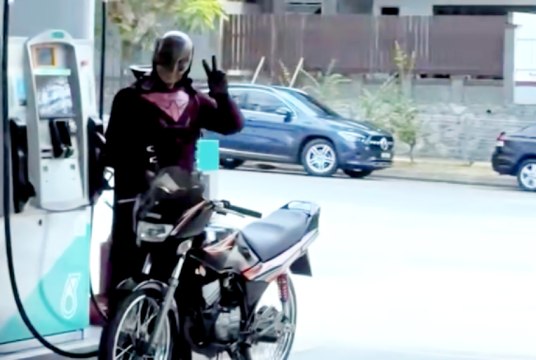 不是蝙蝠侠是KELUANG MAN