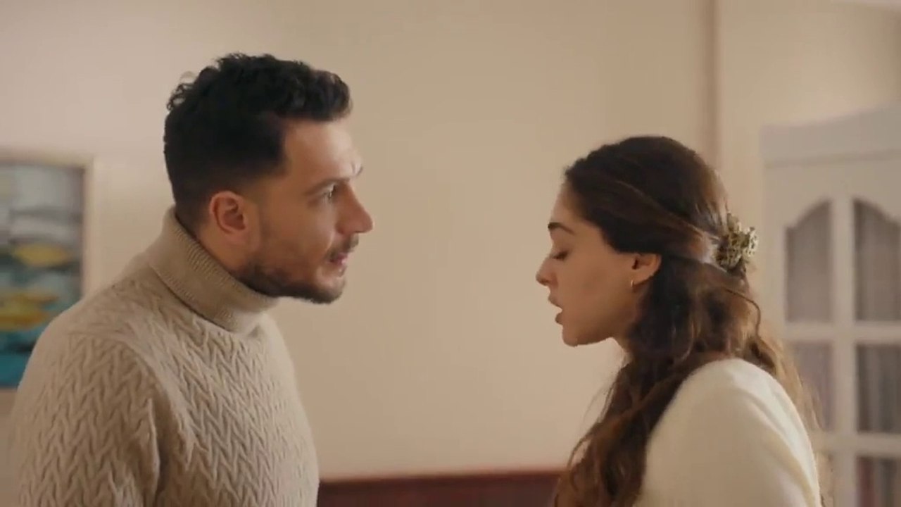 36. Lost In Love ❤️ Perdidos En El Amor. Capítulo 36 Audio ESPAÑOL HD. (Sakla Beni). Con Uraz Kaygılaroğlu, Cemre Baysel, Asude Kalebek, Baran Bölükbasi.