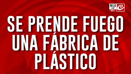 Impresionante incendio en una fábrica de plástico de zona oeste