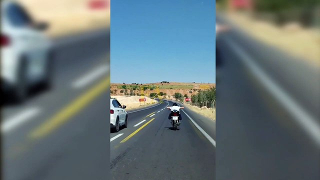 Suruç’ta Motosiklet Sürücüsünün Tehlikeli Yolculuğu Kamerada