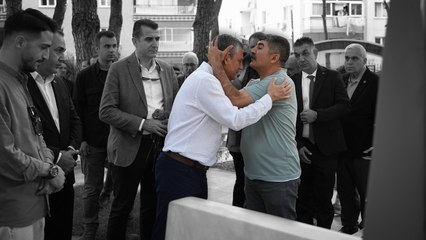 Cenazesinde provokasyona uğramıştı: Mezarını ziyaret ettiği şehidin babası Özgür Özel’i alnından öptü