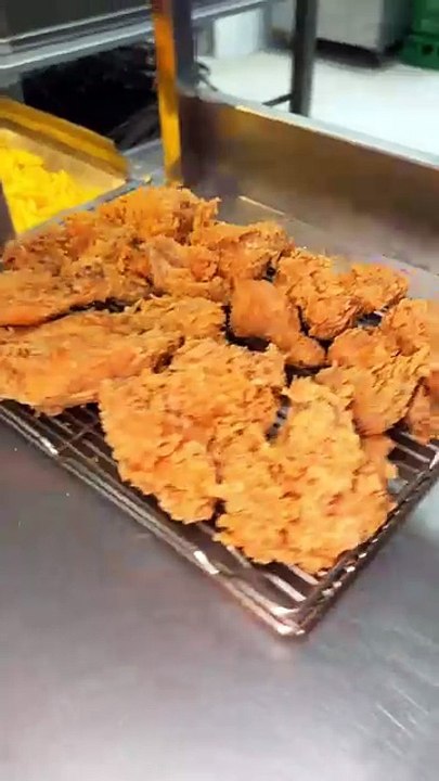 Follow for more ASMR videos🌮🍟 Credits: @chickenbalalm #mukbang #asmr #fastfood #asmreating