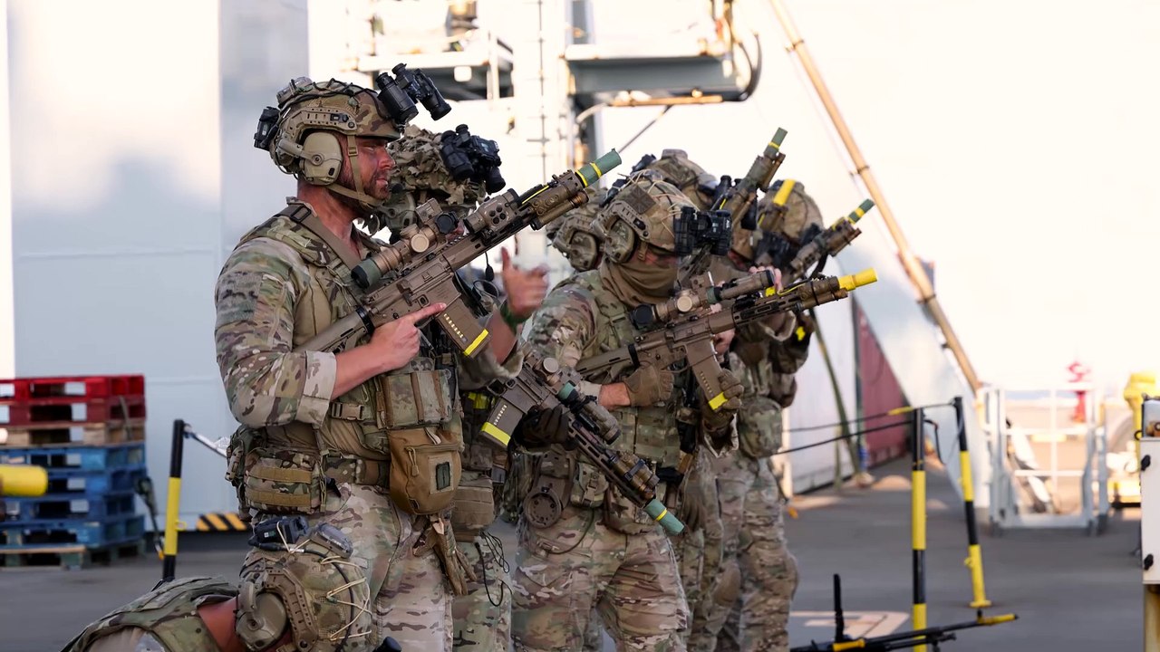 British and French troops storm the beaches of Devon in joint Franco-British exercise - via Royal Navy