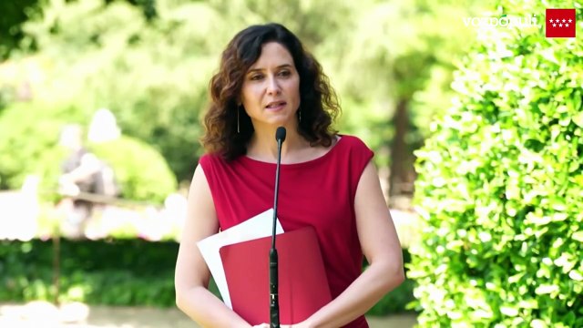 Ayuso: No tiene sentido hablar español en los pasillos y luego tener que usar un pinganillo