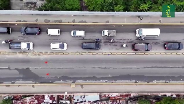 Tránsito detenido en el puente de la 17 por postes del alumbrado desplomados drone