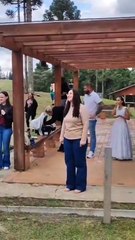 Pedido de casamento inusitado viraliza após noivo usar caminhão em SC; veja vídeo