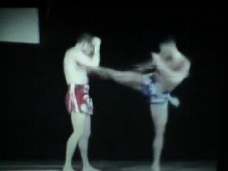 Van damme vs Dida Diafat ( Muay Thai demo )