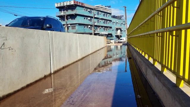 Passarela de viaduto inaugurado há pouco tempo vira “piscina” e coloca pedestres em risco em Cascavel