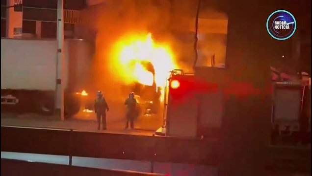 Caminhão pega fogo em posto de combustíveis