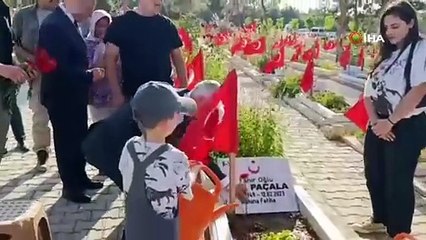 Kahramanmaraş’ta deprem şehitleri kabirleri başında anıldı