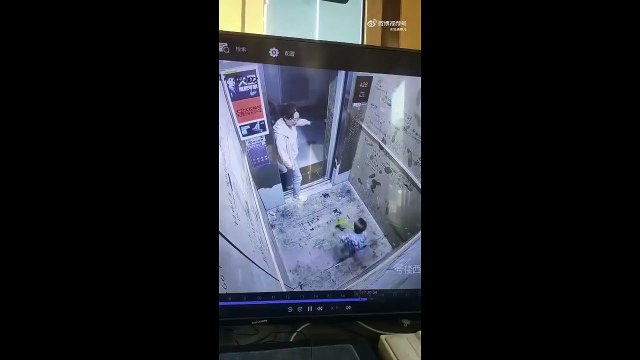 Ce bébé reste coincé dans l 'ascenseur... oups