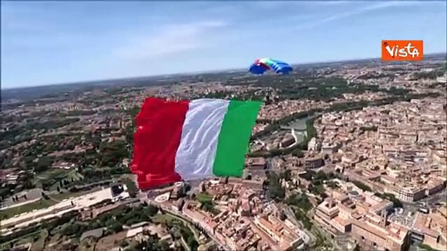 2 Giugno, l'esibizione dei paracadutisti su Via dei Fori Imperiali vista dall'elicottero