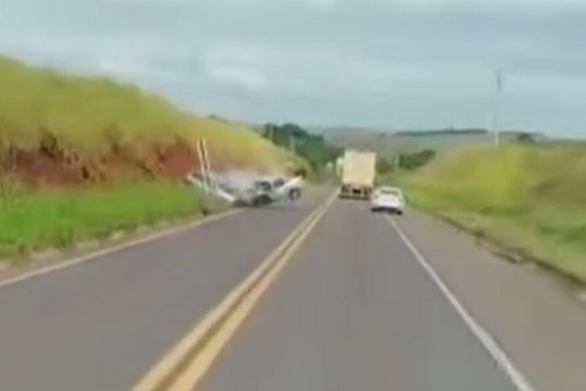 Vídeo flagra colisão frontal que matou duas pessoas na PR-317, próximo ao Rio Ivaí