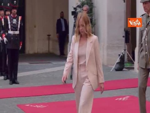 Il saluto con l'abbraccio di Meloni e Milei, il Presidente argentino a Palazzo Chigi