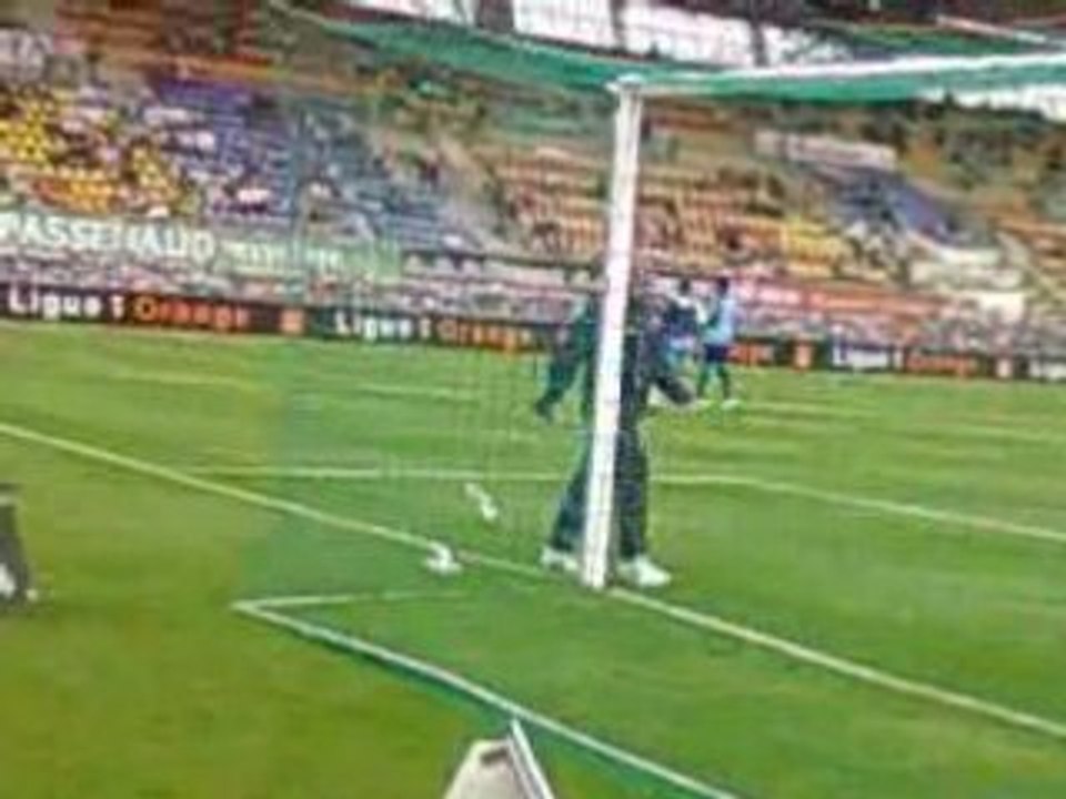 Steve Mandanda au début de son échauffement  d'avant match