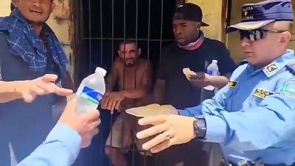 Policía hondureño lleva comida al reos en Roatán
