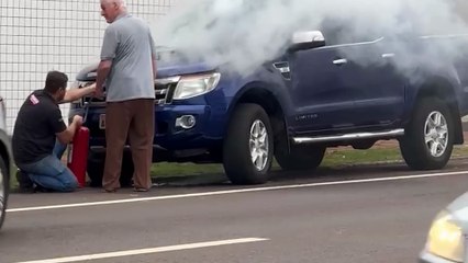 Caminhonete pega fogo e Corpo de Bombeiros é mobilizado no Centro