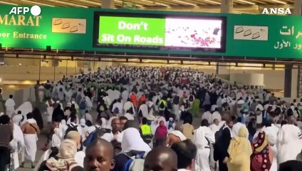 La Mecca, i fedeli celebrano l'Eid al-Adha con la lapidazione del diavolo