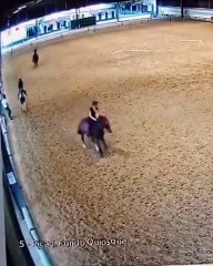 Ana Furtado caindo do cavaldo durante hipismo; apresentadora quebrou duas costelas